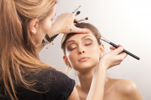 make up How-to-choose-makeup-artist-school